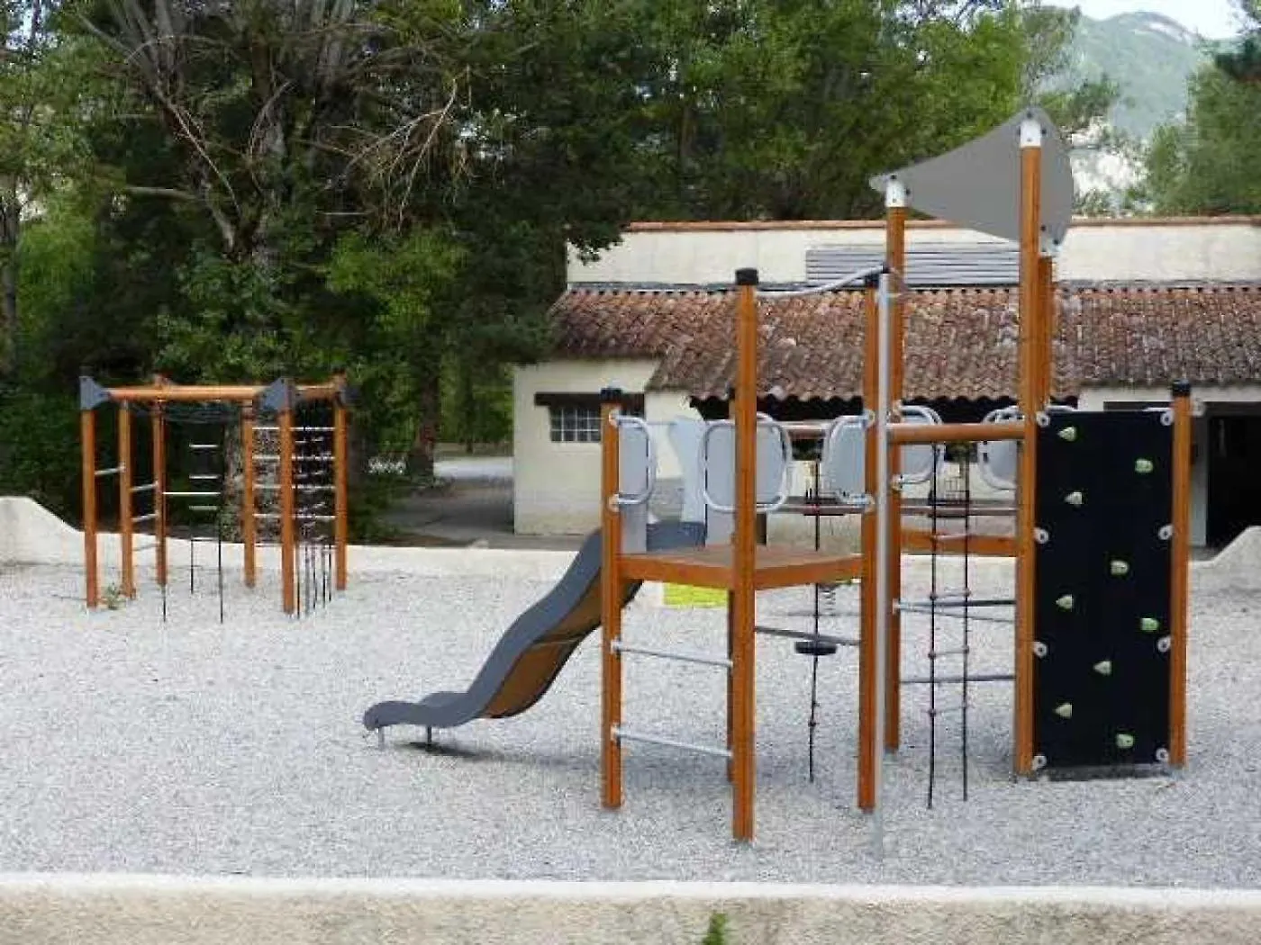Camping 4 Etoiles - Piscine - Ccaific Die Campsite